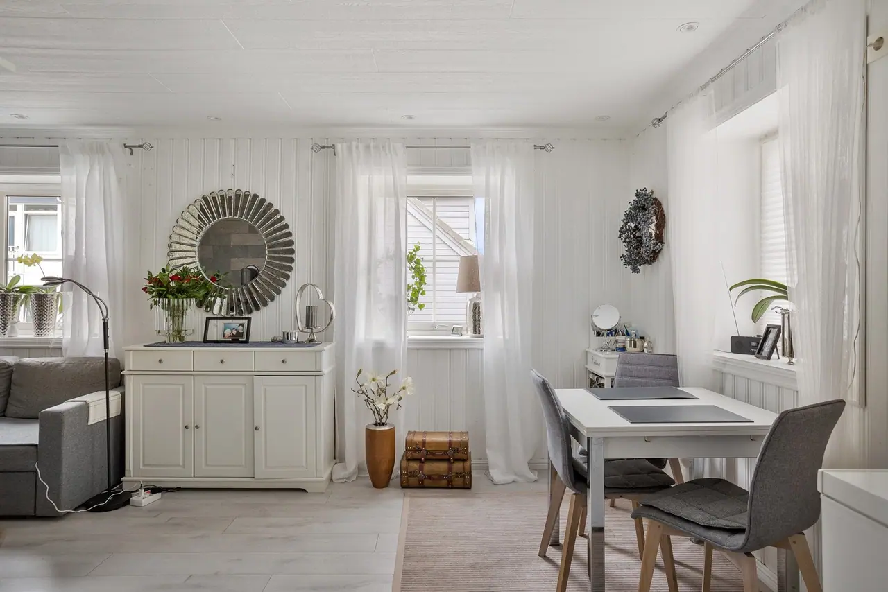 Leiligheten er lys og fin, med flere vinduer som gir mye naturlig lys.