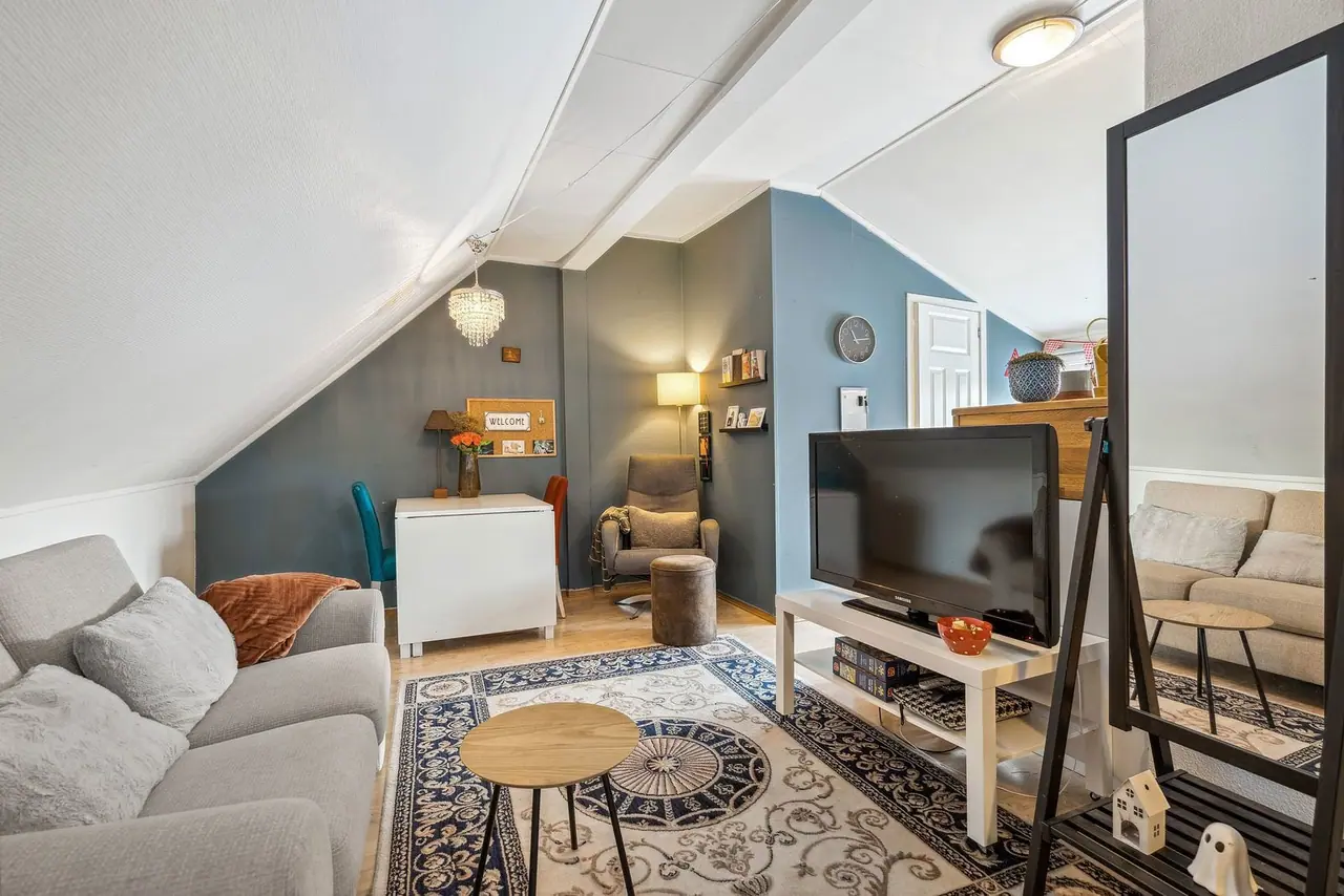 Stue og kjøkkenkrok - med plass til spisebord og stoler.