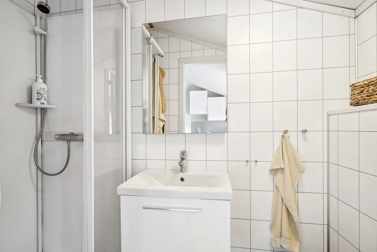 Bathroom in a timeless style with light tiles.