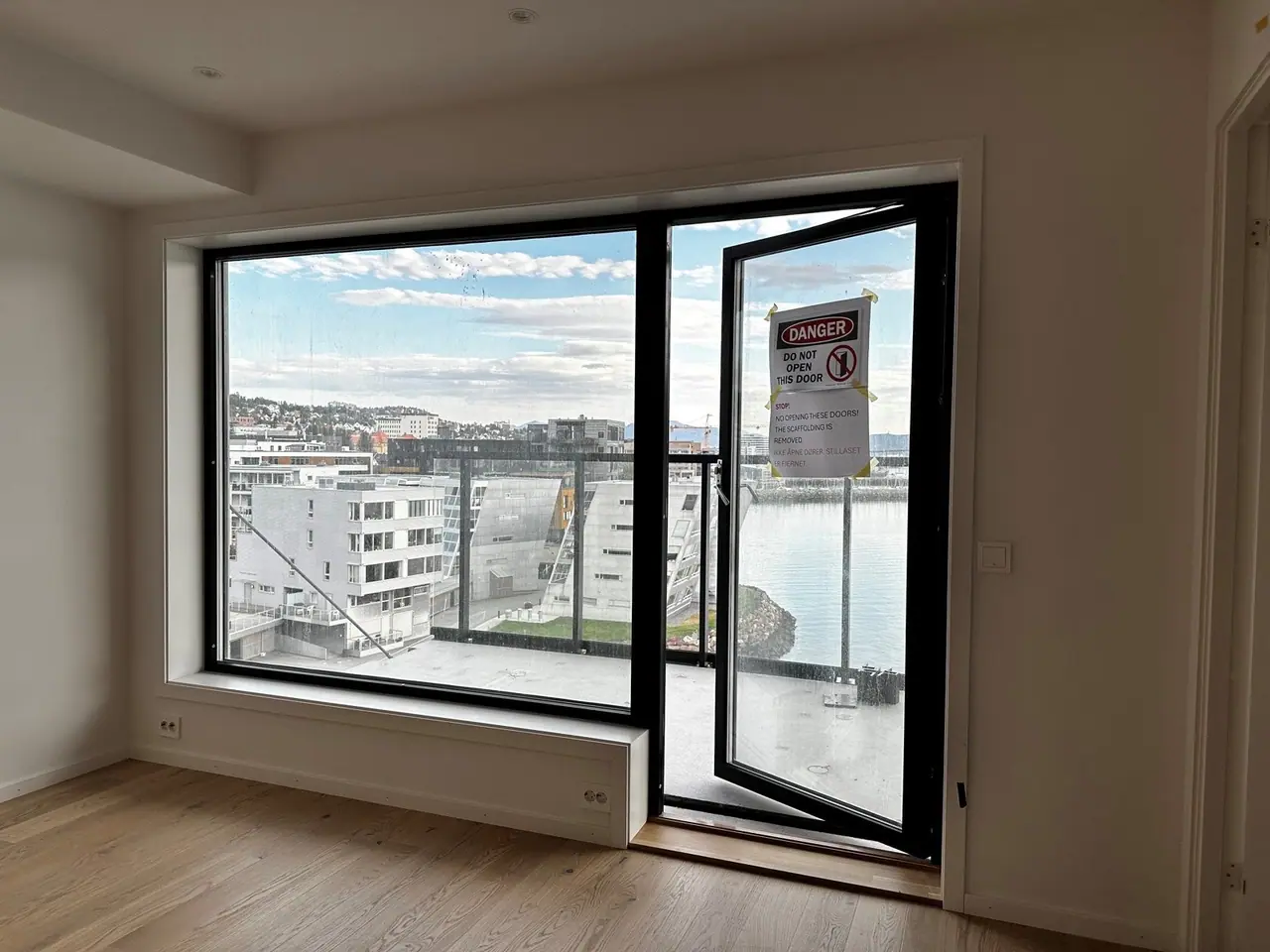 New, modern 2-room flat with an excellent standard throughout.