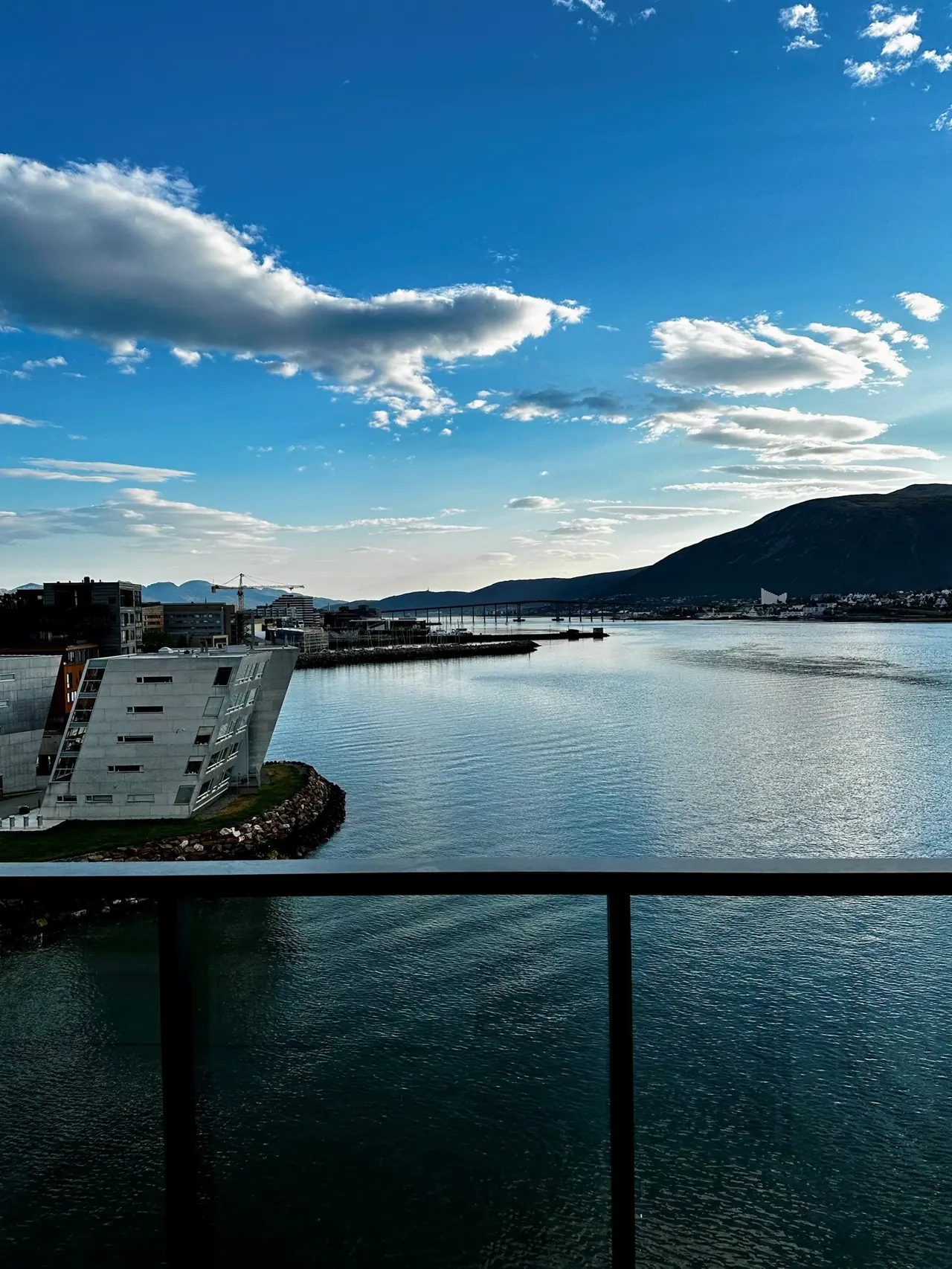 Stylish balcony where you can make the most of the property's 4th-floor position at the very outer end of the sound. Here you can enjoy the view towards the mainland and the city centre.