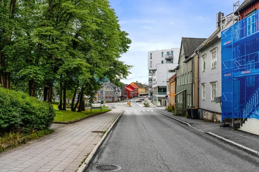 Fasade - med krysset ved Tromsøbrua rett frem.