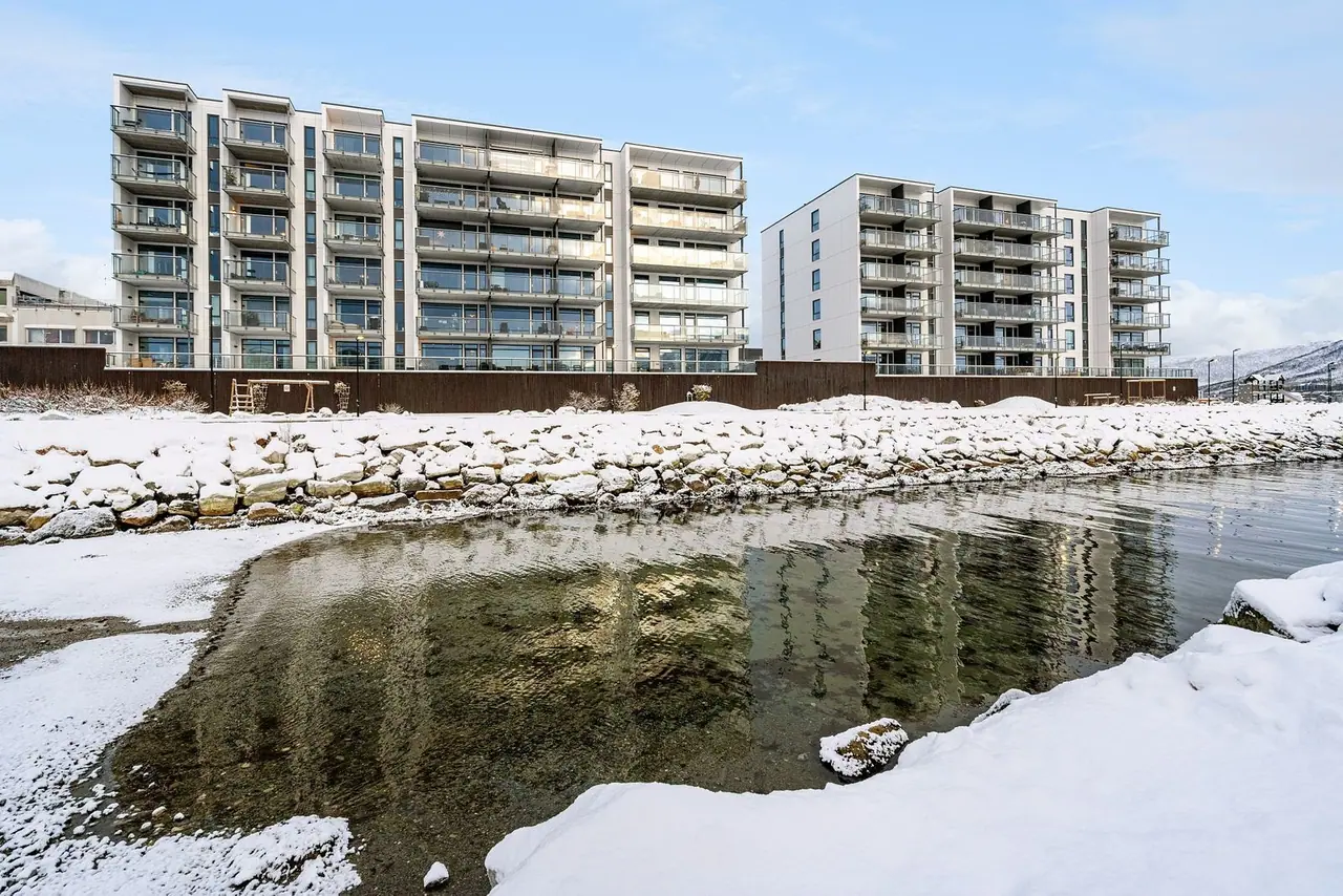 Seaside location in a lovely area midway between the city centre and UiT/UNN.