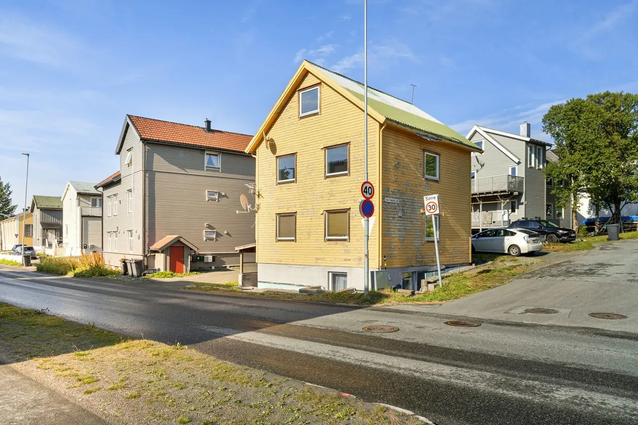 Leiligheten ligger sentralt på Strandvegen med gangavstand til bl.a. dagligdagsvarebutikk, Polaria og Tromsø sentrum med alt det har å by på. Gode bussforbindelser med direkteruter til bl.a. UiT/UNN, sentrum og Jekta Handelspark!