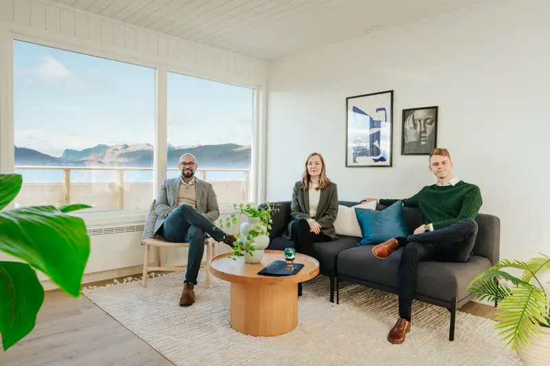 Lys stue med utsikt mot fjorden